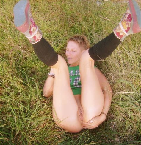 Nasty blonde with short hair decides to show off her tight ...