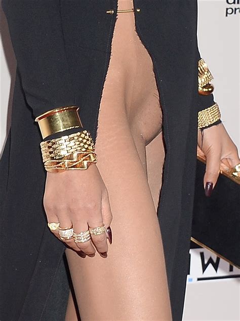 Chrissy Teigen Upskirt Pussy Flash Nude AMAs Red Carpet ...