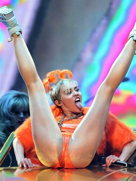 Miley Cyrus Pussy in Sidney (9 Photos) | #TheFappening